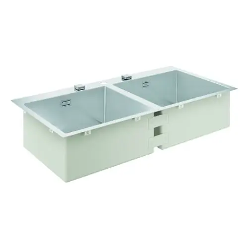 Doppelte Küchenspüle in hellem Farbton mit quadratischen Becken und zwei Wasserhähnen auf einer flachen Arbeitsplatte.
