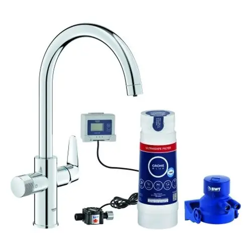 Küchenauslauf mit verchromter Oberfläche, ausgestattet mit einem Steuergerät und einem Filter, der an einen Wasseranschluss angeschlossen ist, von der Marke Grohe.