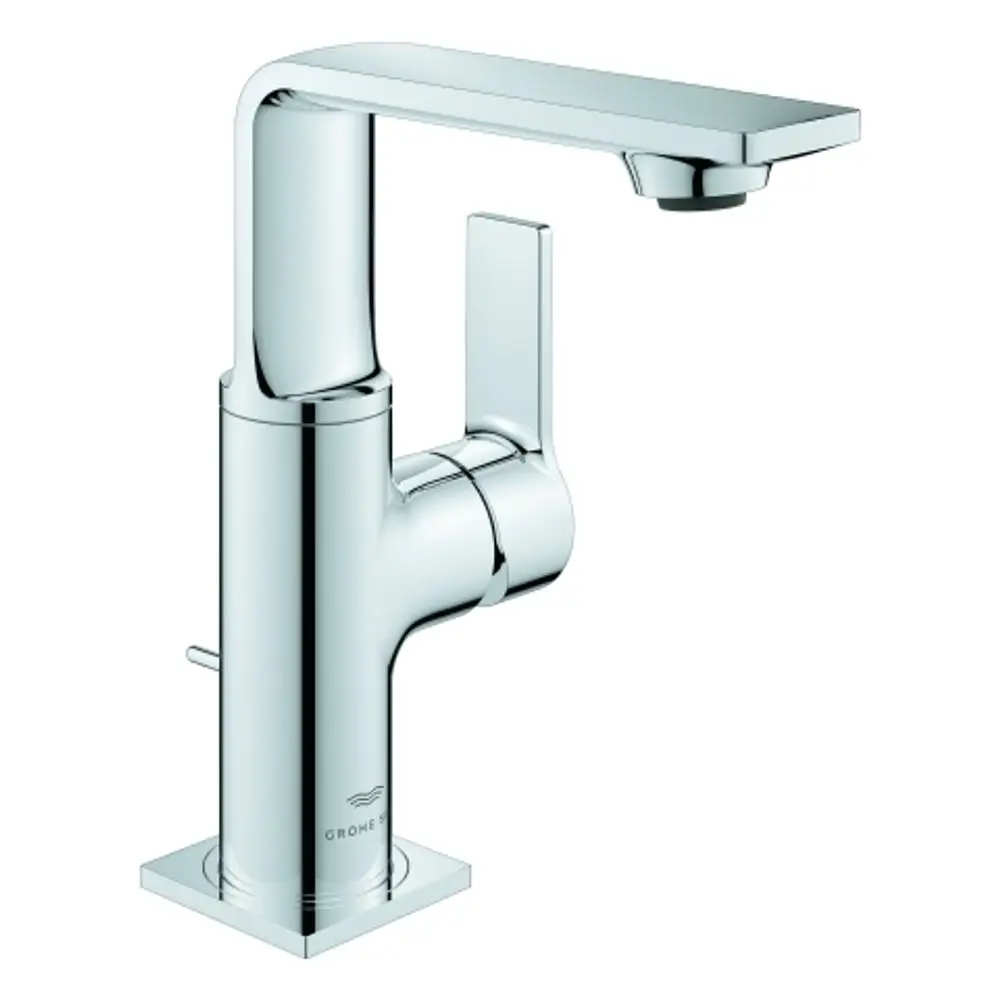Chromene GROHE-Waschtischarmatur mit einem rechteckigen Auslauf und einem schlichten Hebel zur Wasserregulierung, montiert auf einer quadratischen Basis.