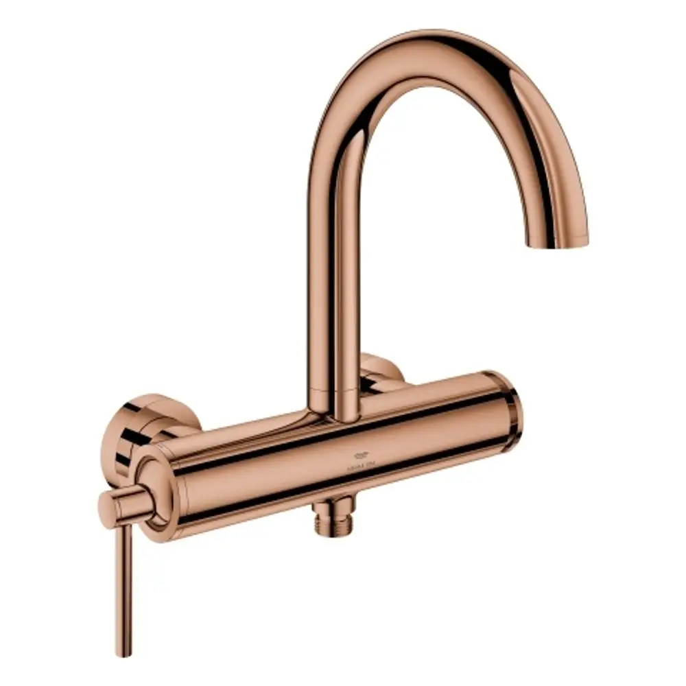 Wandmontierte Einhand-Wannenbatterie in Kupferoptik von Grohe mit geschwungenem Auslauf und seitlichem Hebel zu Wasserregelung.