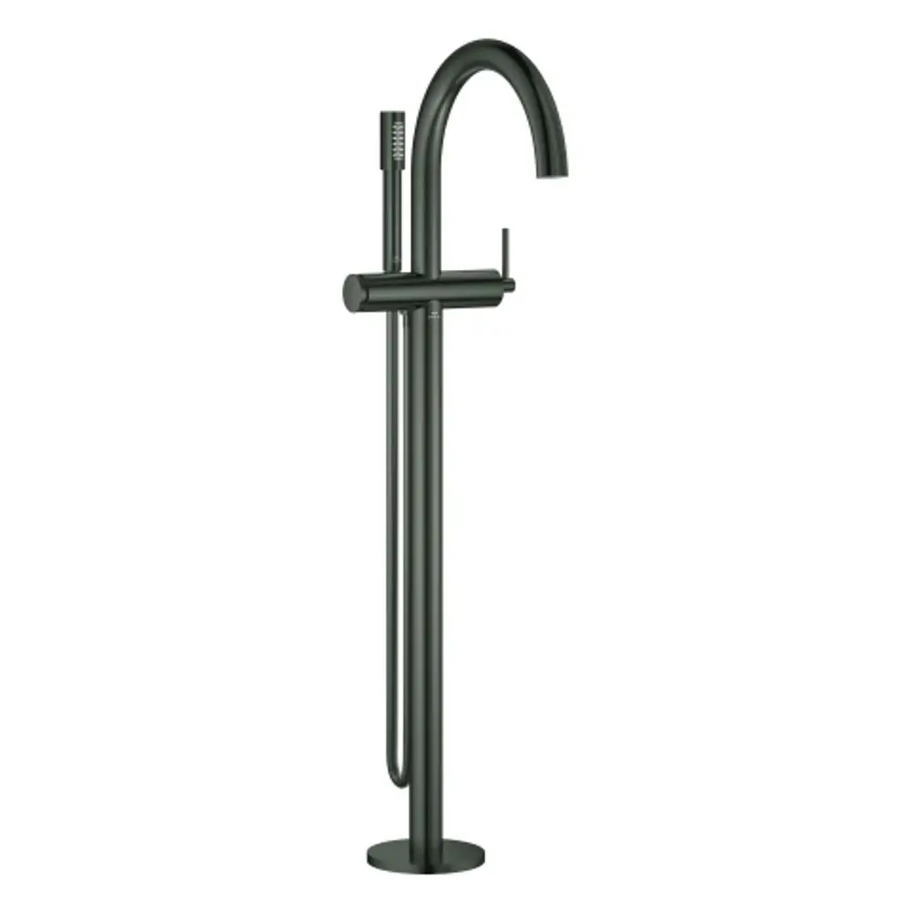 Stehende Wannenbatterie in mattem Schwarz von Grohe mit hohem Wasserhahn und zusätzlicher Handbrause, geeignet für die Bodenmontage.