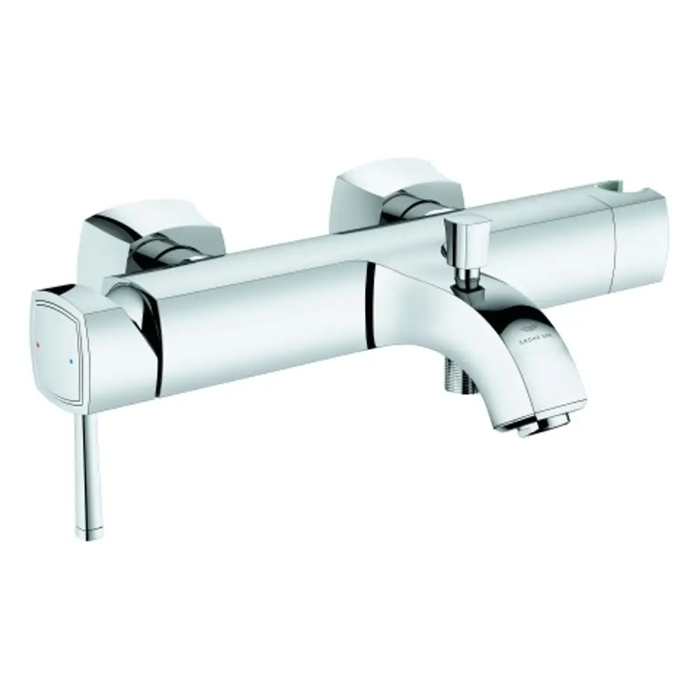Grohe Einhand-Wannenbatterie mit zwei Griffen und einem zentralen Auslauf, in hochglänzendem Chromfinish, für die Wandmontage konzipiert.