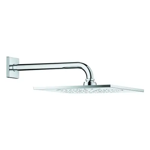 Grohe Kopfbrause mit quadratischem Duschkopf und langem Brausearm in chromfarbenem Finish. Das Produkt ist an der Wand montiert und hat ein schlichtes Design.