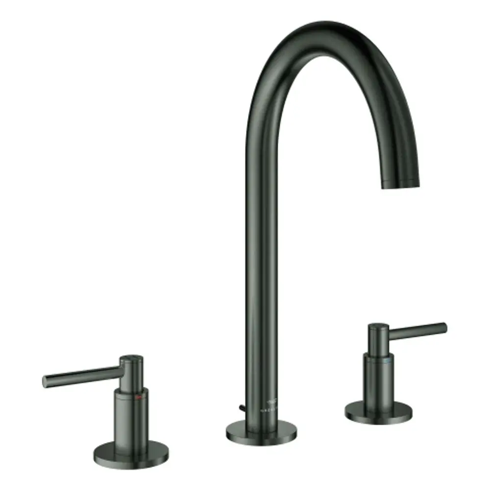 Drei-teilige Waschtischarmatur von Grohe in hard graphite, bestehend aus einem hohen Rohrauslauf und zwei Hebelgriffen, montiert auf runden Sockeln.