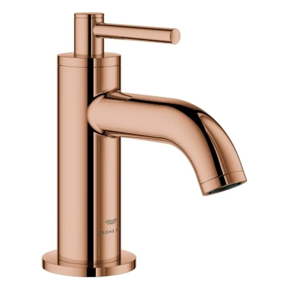 Roségoldenes Grohe Standventil mit einem schlichten Hebelgriff und einem eleganten, geschwungenen Auslauf. Die Oberfläche ist glänzend und reflektiert Licht.