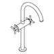 Ein Griff-Wasserhahn mit zwei Kreuzgriffen in chrom, hergestellt von Grohe. Der Hahn hat einen geschwungenen Auslauf und eine zentrale Spindel.