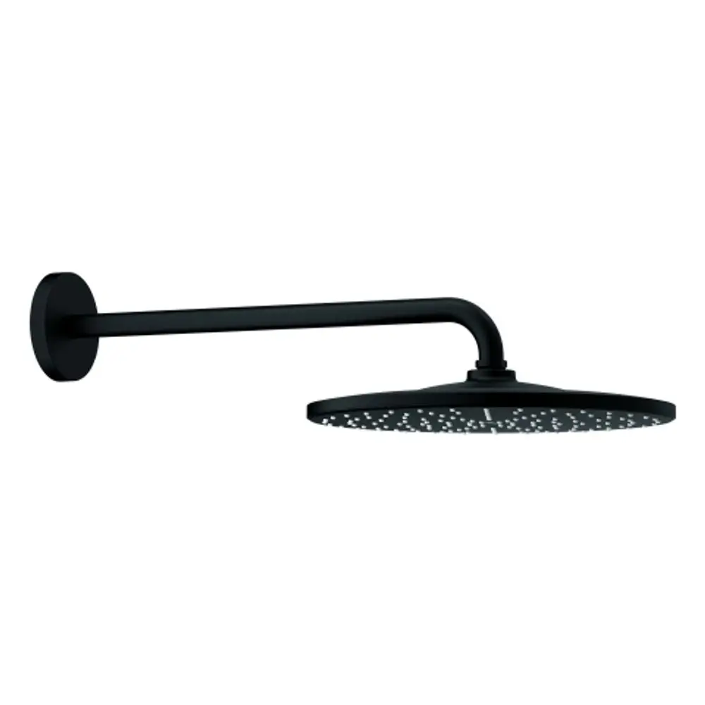 Schwarzes Grohe Duschkopf-Set mit flachem Kopf und geradem Brausearm, montiert an einer Wand.