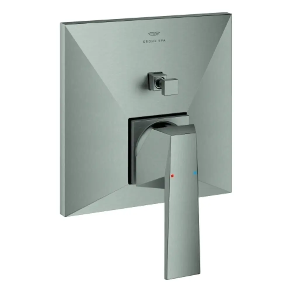 Wannenbatterie von Grohe mit Quadratfläche, schmalem Hebel und roten sowie blauen Markierungen für Warm- und Kaltwasser. Montiert auf einer wandbündigen Oberfläche.