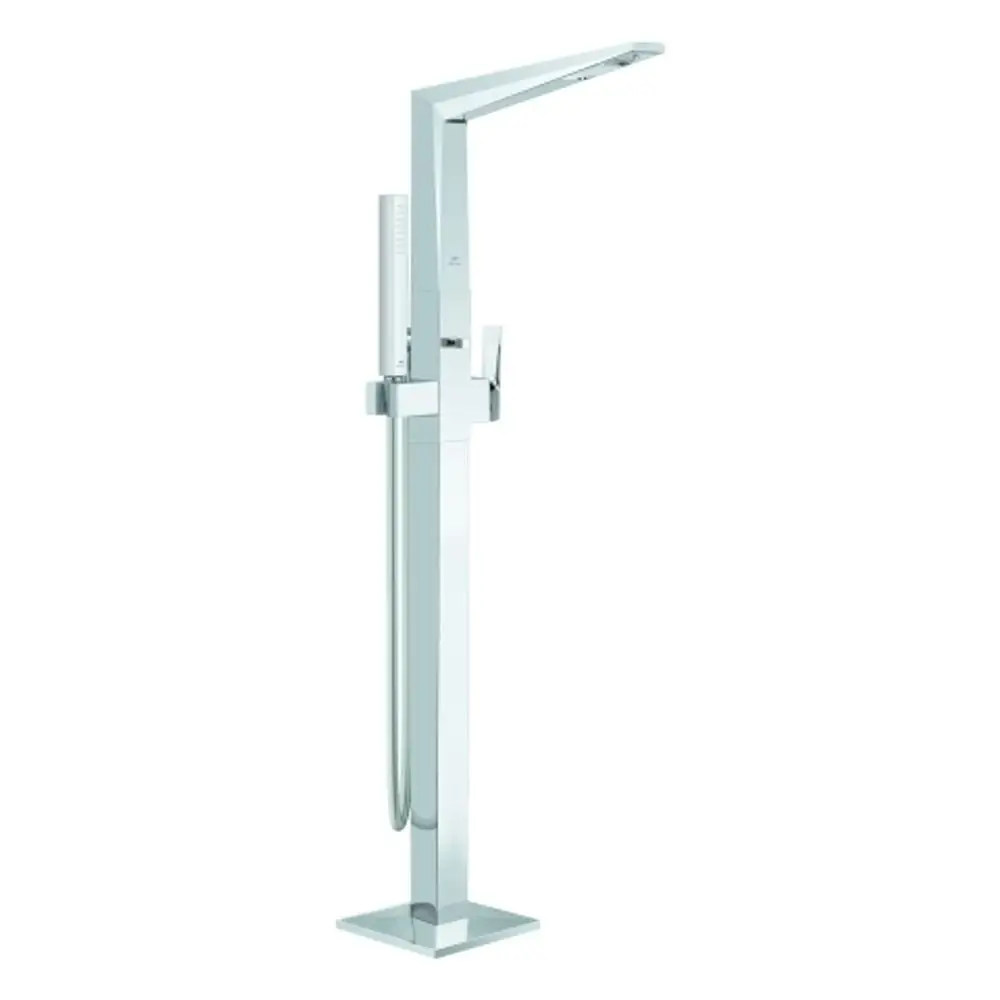 Grohe-Wannenbatterie mit Bodenmontage in Chrom-Optik, mit einer schlanken, modernen Form und einem integrierten Duschkopf.
