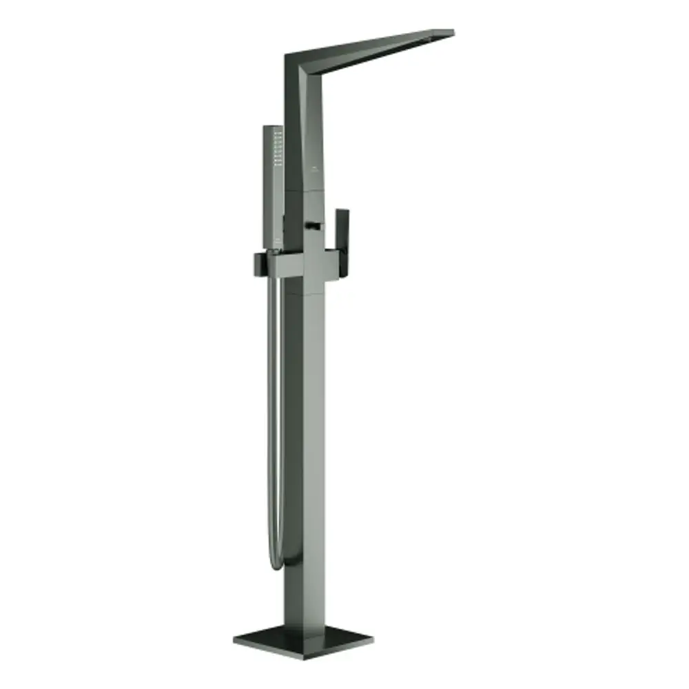 Grohe-Wannenbatterie in mattem Schwarz mit schmalem Auslauf und Handbrause. Bodenmontage, minimalistisches Design mit klaren Linien.
