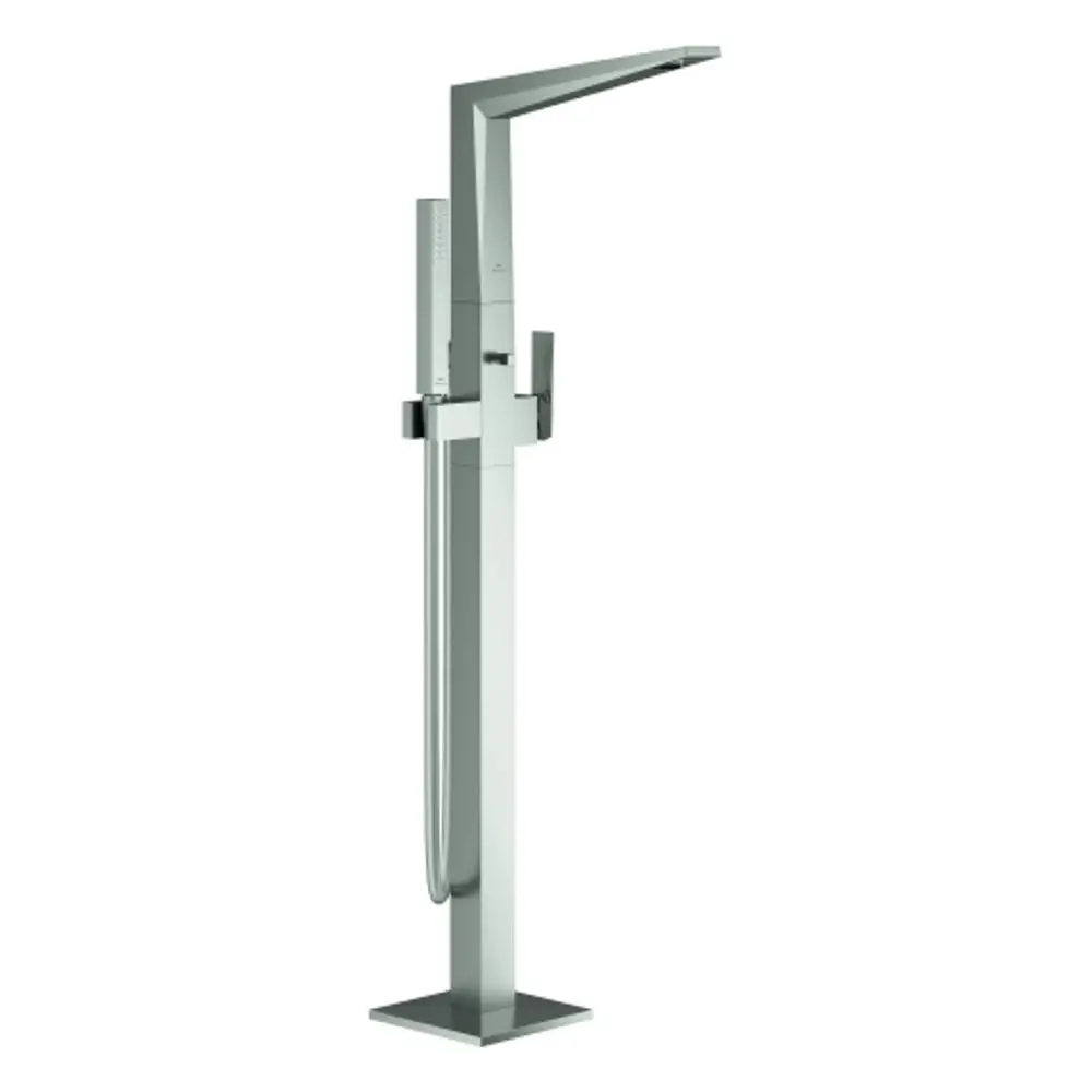 GROHE-Freistehende Wannenarmatur mit modernen Linien und einem Handbrauseanschluss, aus einem Metallmaterial in glänzendem Finish, auf einem stabilen Sockel montiert.