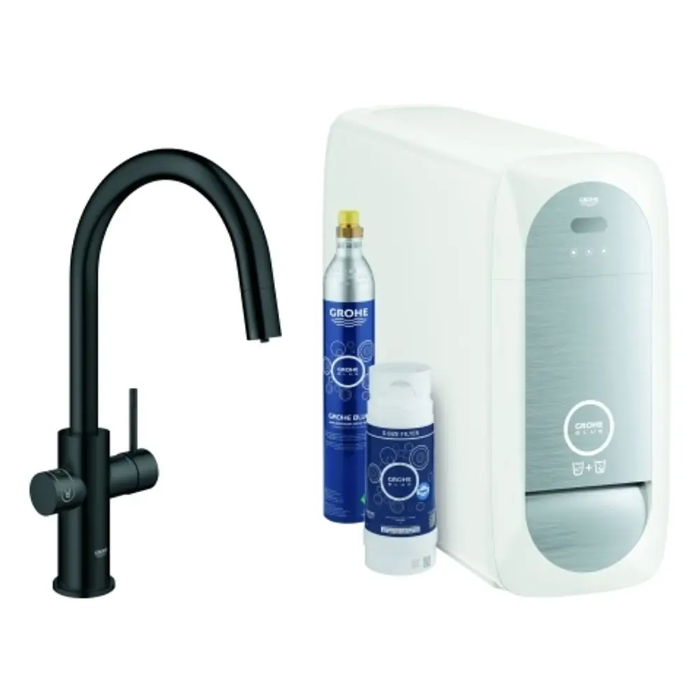 Schwarzer Wasserhahn von Grohe mit einem Abzweig. Im Hintergrund ein Gerät in Weiß mit verschiedenen Flaschen, die möglicherweise für die Wasserbehandlung verwendet werden.