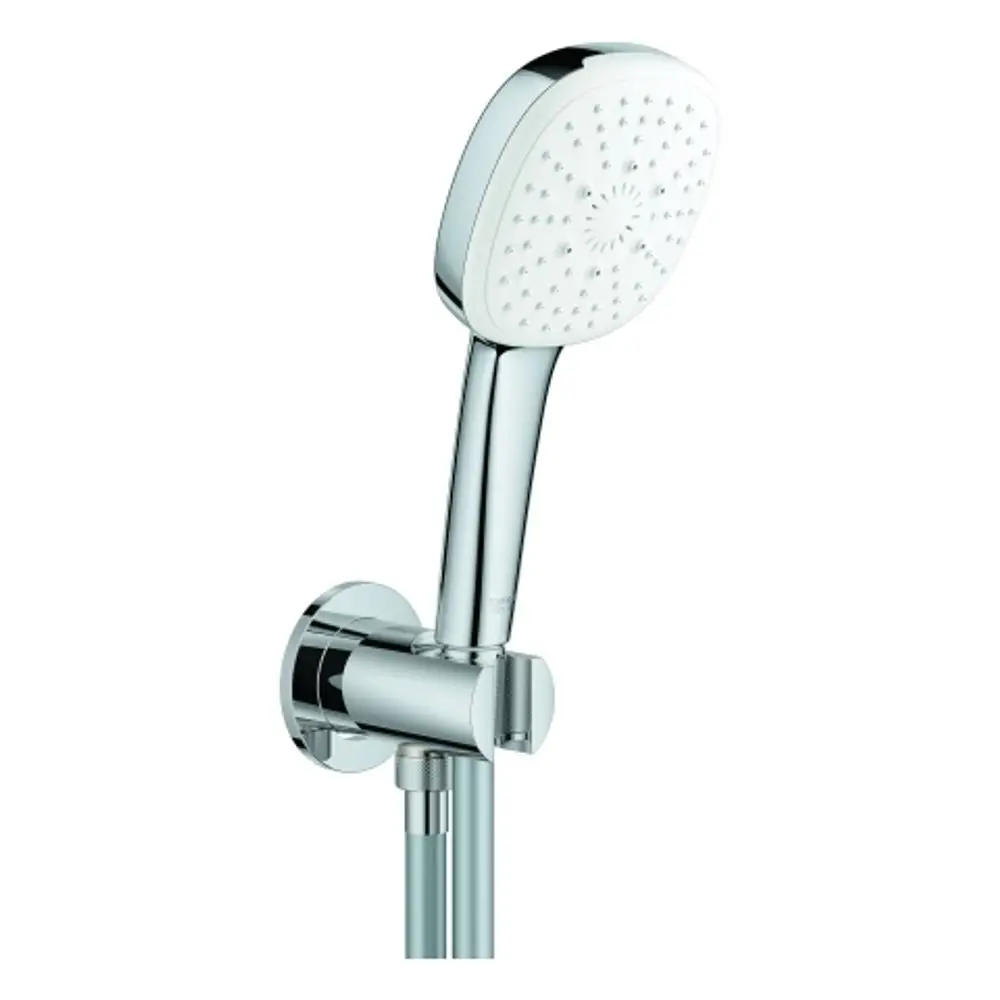 Grohe Duschkopf mit chromfarbener Oberfläche, montiert an einem Wandhalter. Der Kopf hat ein ergonomisches Design und bietet mehrere Strahlarten für die Dusche.