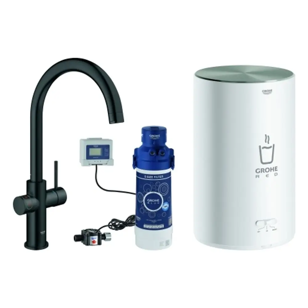 Schwarzer Wasserhahn mit flexiblem Auslauf, kombiniert mit einem weißen Boiler und einem blauen Filter von Grohe. Display zur Steuerung des Systems sichtbar.