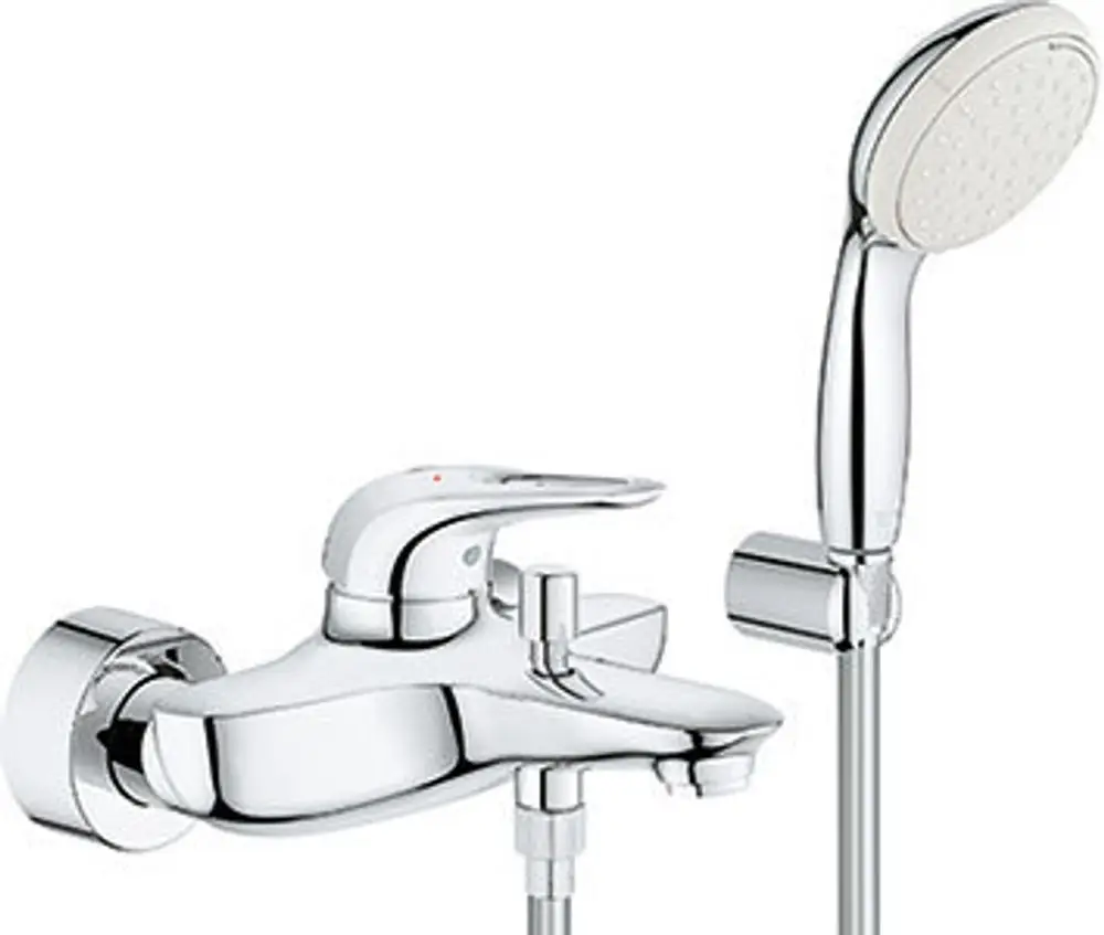 Grohe Wasserhahn mit Wandmontage und Handbrause, verchromt. Enthält einen Hebel zur Steuerung des Wasserflusses. Minimalistisches Design ohne sichtbare Skalierung.