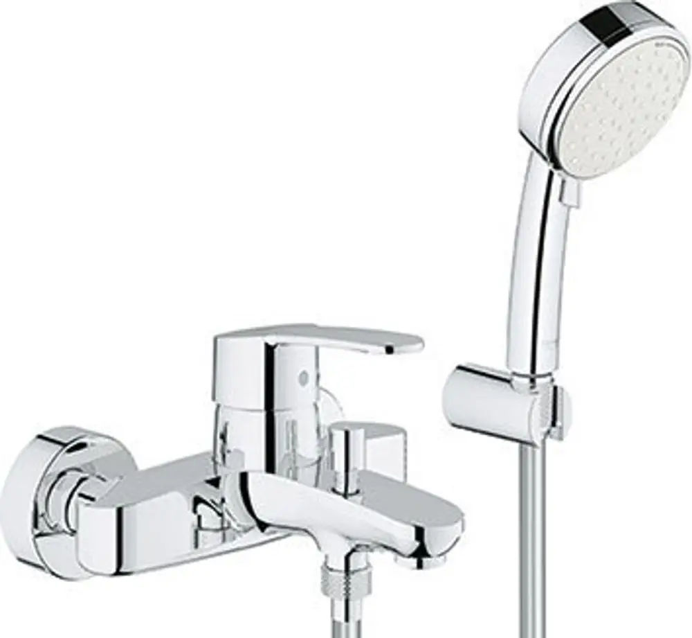 Wannenbatterie von Grohe mit Wandhalterung und Handbrause in verchromtem Finish. Das Design ist funktional und geeignet für moderne Badezimmer.