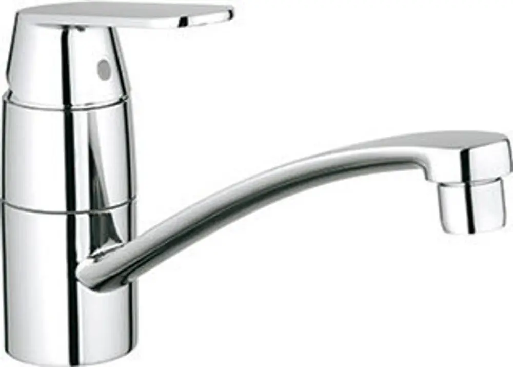 Edelstahlfarbe Grohe Küchenarmatur mit flachem Auslauf und Hebel. Die Armatur hat einen modernen, funktionalen Stil, geeignet für den Einsatz in der Küche.