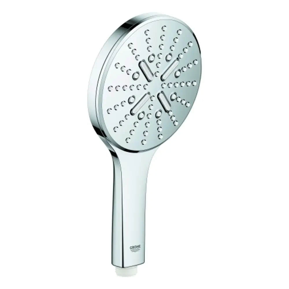 Grohe Handbrause mit runder Kopfplatte und mehreren Düsen für gleichmäßigen Wasserfluss. Der Griff hat eine ergonomische Form und ist in verchromter Ausführung gehalten.