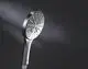 Handbrause von Grohe mit runder Duschkopfform, ausgestattet mit mehreren Wasserstrahloptionen. Oberfläche in Chrom-Optik. Beleuchtung erzeugt visuelle Akzente im Bild.