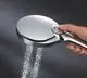 Handbrause von Grohe mit runder Kopfpartie und einem Bedienknopf, aus dem Wasser in feinen Strahlen strömt, vor einem dunklen Hintergrund.