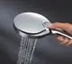 Handheld-Dusche mit runder Kopfpartie und Wasserfluss in geraden Strahlen, gehalten von einer Hand. Logo von Grohe auf der Oberseite sichtbar.