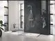 Moderne Dusche mit Grohe Handbrause. Regendusche oben und Handbrause in einem Badezimmer mit großen Fenstern und minimalistischer Gestaltung. Pflanzen und Handtuchhalter sichtbar.