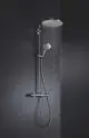 Grohe Handbrause mit regenduschähnlichem Wasserfluss. An einem Wandhalter angebracht, mit flexibler Schlauchverbindung und separater Handbrause, die Wasser sprüht.