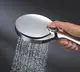 Handbrause mit runder, glänzender Oberfläche und einem Wasserstrahl, gehalten von einer Hand. Das Produkt ist von Grohe und bietet eine praktische Betätigungsmöglichkeit.