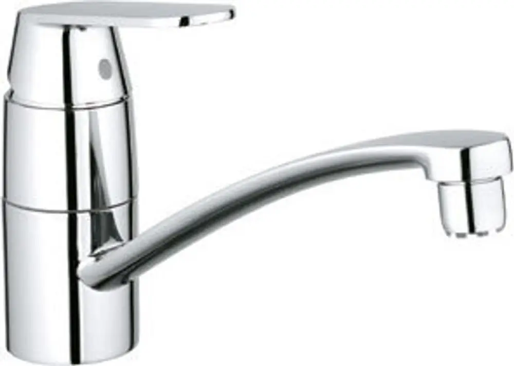 Chromfarbene Küchenarmatur von Grohe mit flachem Auslauf und einem Hebelgriff zur Temperatur- und Wassermengenregelung. Kompakte Bauform für Niederdrucksysteme.