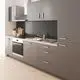 Moderne Küchenzeile mit grauen Fronten, Holzarbeitsplatte, Doppel-Spüle und Grohe-Wasserhahn. Wand mit schwarzen Fliesen im Hintergrund, Geräte integriert.