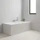 Grohe-Wannenbatterie mit Wandmontage, ausgestattet mit einem Brauseset. Das Bild zeigt eine helle Badewanne vor einer grauen Wand und einem Fenster.