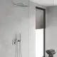 Dusche mit vertikaler Glaswand, braunen Jalousien und einem Grohe-Thermostat, ausgestattet mit zwei Absperrventilen und einer Handbrause an der Wand. Grey Fliesen.