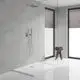 Dusche mit Grohe-Thermostat, integrierter Handbrause und Kopfbrause, hellgraue Wandfliesen, weißer Duschboden, Glaswände und Holzstuhl mit Handtüchern.