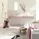 Wandmontierte Grohe-Dusche mit chromfarbener Oberfläche und handgehaltener Brause, eingebaut in ein modernes Badezimmer mit minimalistischem Design.