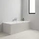 Weißes, freistehendes Badewannen-Modul mit chromfarbener Wandmontagearmatur von Grohe. Im Hintergrund ein Fenster, hell erleuchtet, auf hellen Holzboden.