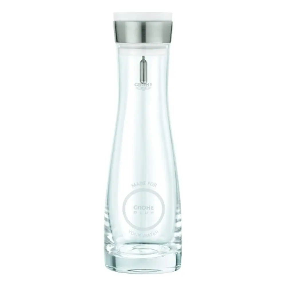 Glaskaraffe mit transparenter Bauweise, Edelstahlverschluss und klarer Beschriftung. Designed für die Marke Grohe, mit Fokus auf Wasseraufbewahrung.