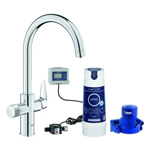 Küchenarmatur von Grohe in Chrom, kombiniert mit einem Wasserfilter und elektronischem Steuergerät. Zubehörteile sind im Bild sichtbar.
