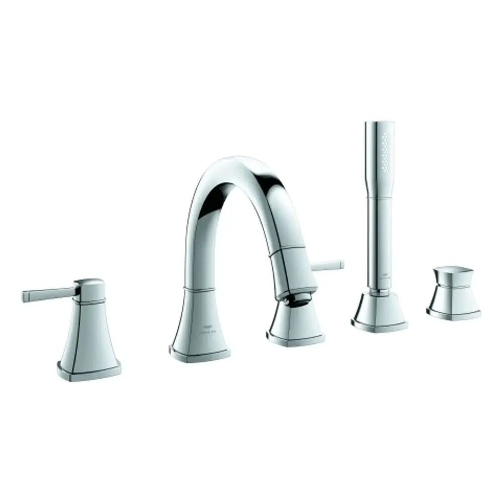 GROHE-Wannenarmatur in Chrom mit fünf Komponenten, einschließlich eines Wasserhahns und einer Handbrause, alles mit klaren Linien und funktionalem Design.