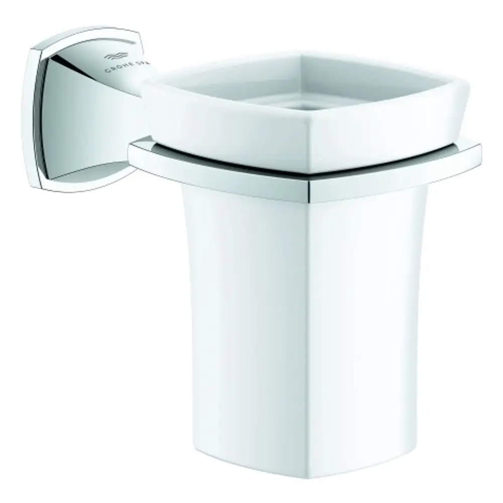 Wandmontierter Halter mit quadratischem, weißem Keramikglas und verchromten Elementen von Grohe. Das Glas ist für Mundspülungen geeignet.