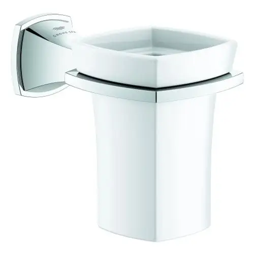 Wandmontierter Halter mit quadratischem, weißem Keramikglas und verchromten Elementen von Grohe. Das Glas ist für Mundspülungen geeignet.