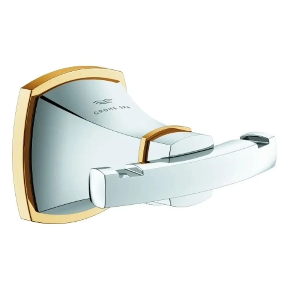 Bademantelhaken in verchromtem Design mit goldenen Akzenten, montiert an einer Wand. Marke: Grohe.