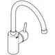 Chromene Grohe Armatur mit einem langen Auslauf und einem Hebel für die Wasserregulierung. Entwurf für Niederdrucksystem erkennbar.