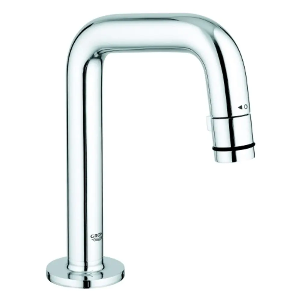 Chromfarbener Wasserhahn mit einem gebogenen Auslauf und einem Hebel zur Regelung des Wasserflusses, gefertigt von Grohe.