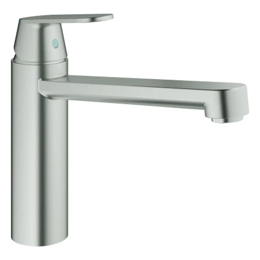 Küchenarmatur in Edelstahloptik von Grohe mit mittelhohem Auslauf und einem Hebel zum Bedienen. Der Wasserlauf ist geradlinig und funktional gestaltet.