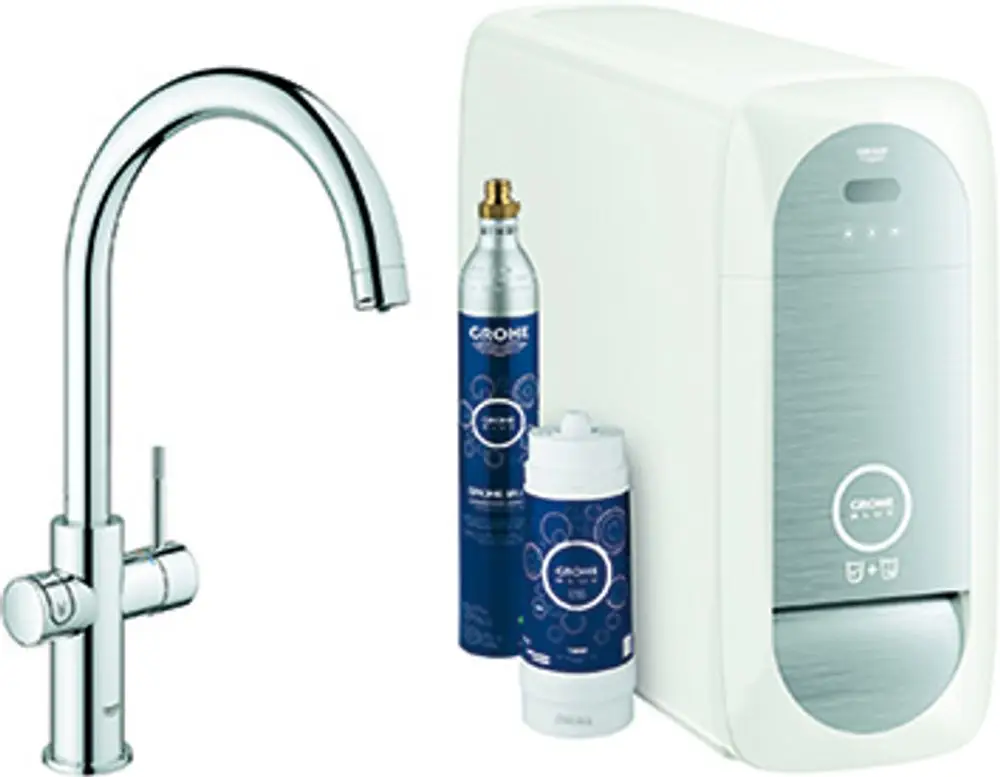 Ein Grohe-Wassersystem mit einem stilvollen Auslaufhahn und zwei Kartuschen, die neben einem kompakten Gerät zur Wasseraufbereitung platziert sind.