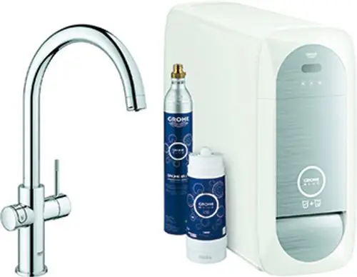 Ein Grohe-Wassersystem mit einem stilvollen Auslaufhahn und zwei Kartuschen, die neben einem kompakten Gerät zur Wasseraufbereitung platziert sind.
