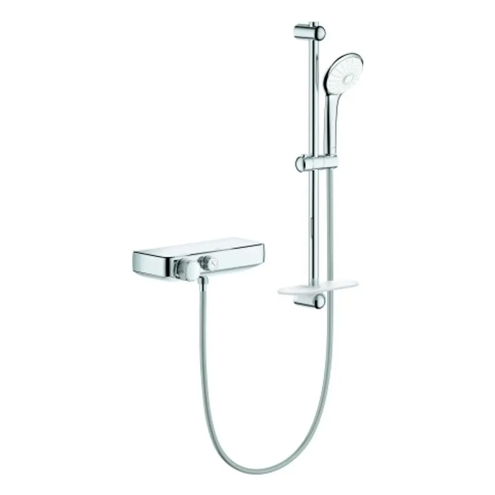 Grohe Brausegarnitur mit einem Handbrausekopf, einer Halteschiene und einer Steuerungseinheit, in verchromter Ausführung, an einer Wand montiert.