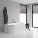 GROHE Armatur mit 4 Löchern, montiert an einer Badewanne. Die Badezimmerumgebung ist hell, mit einem weißen Badewannenrand und modernen Fensterjalousien.