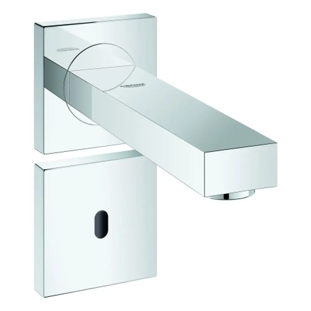 GROHE Wasserhahn mit quadratischem Design und schmalem Auslauf, montiert auf rechteckiger Wandplatte. Oberfläche in verchromter Ausführung.