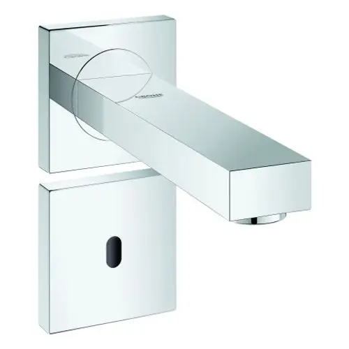 GROHE Wasserhahn mit quadratischem Design und schmalem Auslauf, montiert auf rechteckiger Wandplatte. Oberfläche in verchromter Ausführung.